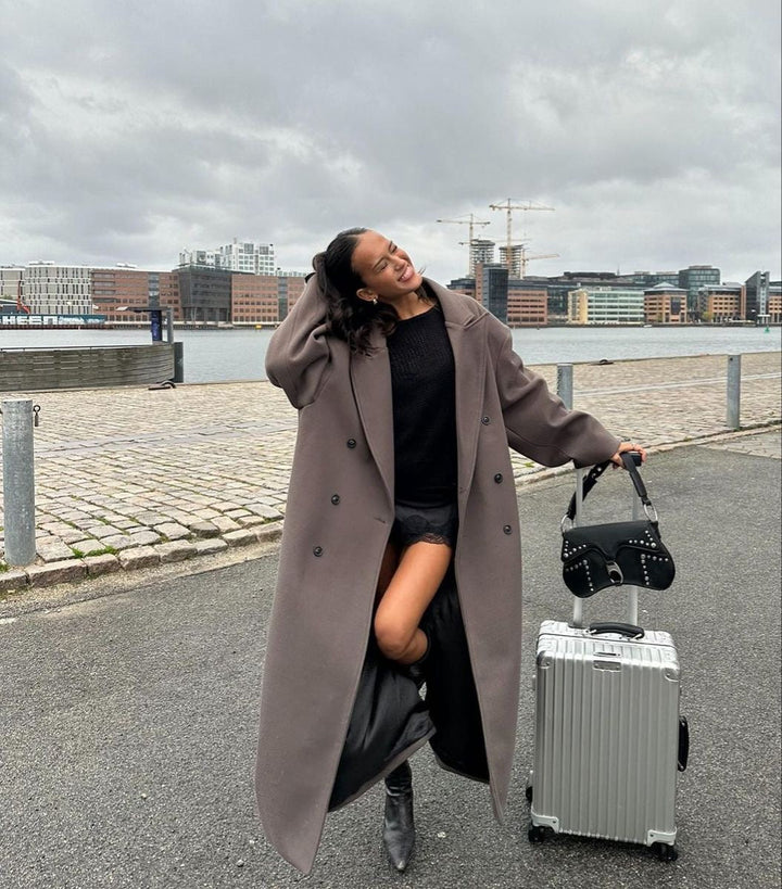 Dam Vävd Trenchcoat med Lång Design & Slagkrage | Mirla-Eva Jonsson