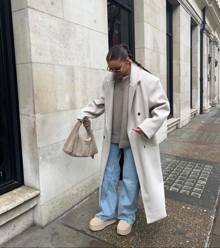 Dam Vävd Trenchcoat med Lång Design & Slagkrage | Mirla-Eva Jonsson