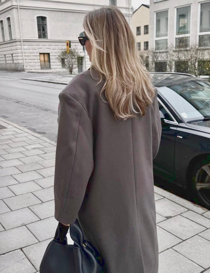 Dam Vävd Trenchcoat med Lång Design & Slagkrage | Mirla-Eva Jonsson