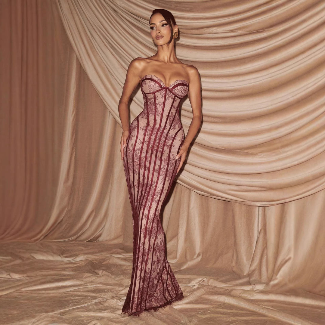 Dam anpassad spetsklänning med bustier topp och eleganta detaljer-Eva Jonsson