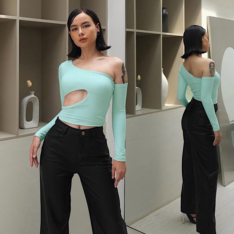 Dam asymmetrisk långärmad tröja med cut-out och innovativ design Mirla-Eva Jonsson
