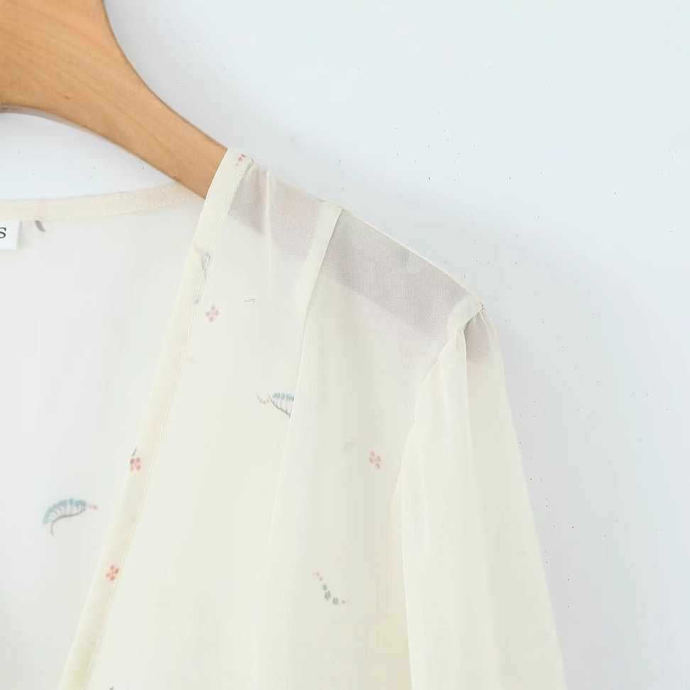 Dam avslappnad blus med eleganta klockärmar och blommönster Eva Jonsson-Eva Jonsson