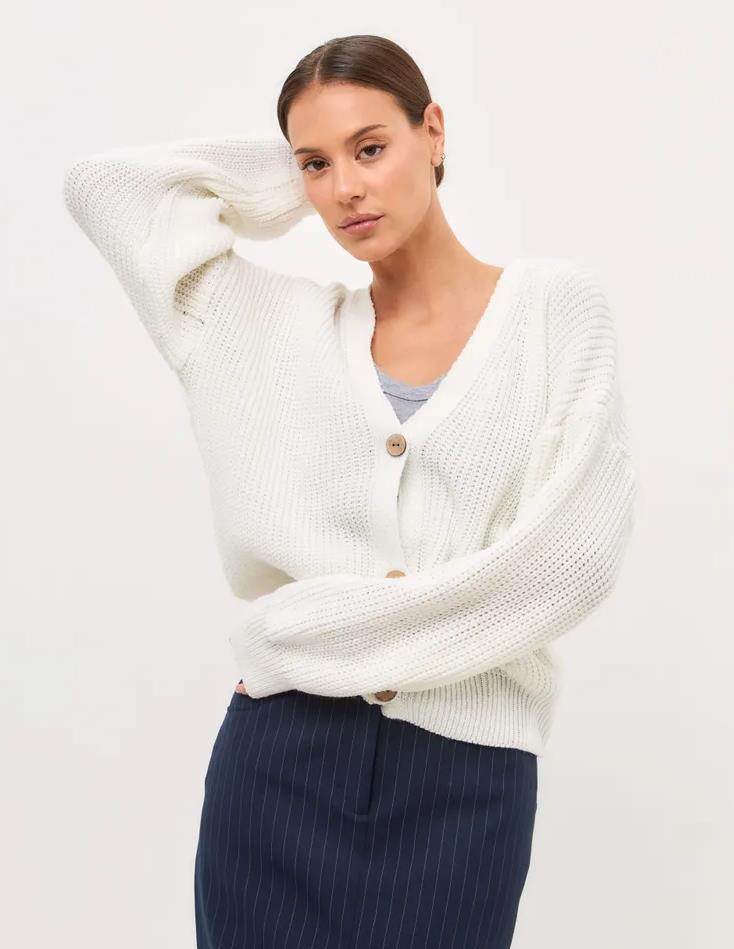 Dam avslappnad stickad jacka med voluminösa ärmar och moderna knappdetaljer Eva Jonsson-Eva Jonsson