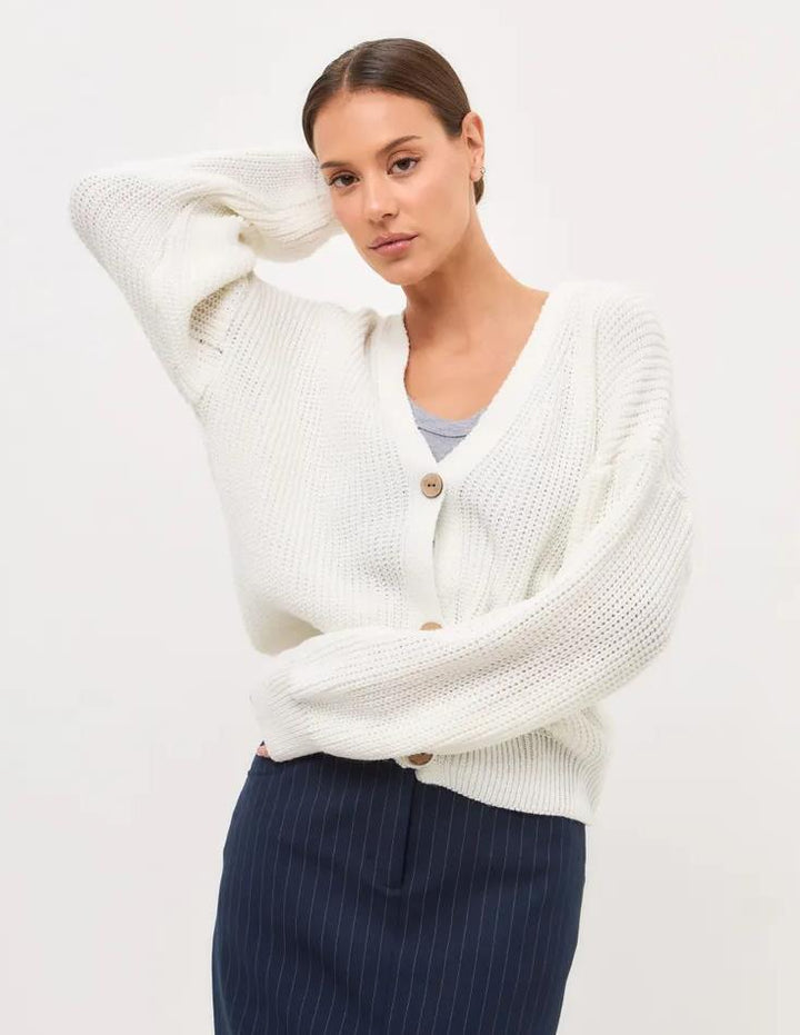 Dam avslappnad stickad jacka med voluminösa ärmar och moderna knappdetaljer Eva Jonsson-Eva Jonsson