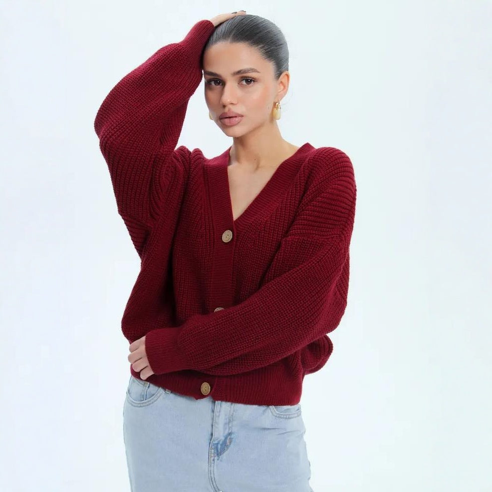 Dam avslappnad stickad jacka med voluminösa ärmar och moderna knappdetaljer Eva Jonsson-Eva Jonsson