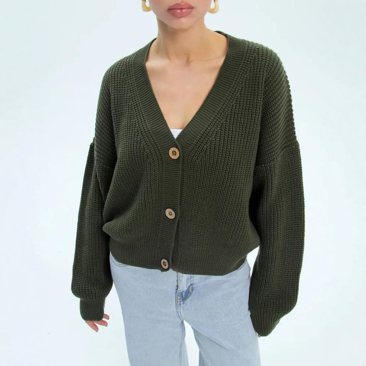 Dam avslappnad stickad jacka med voluminösa ärmar och moderna knappdetaljer Eva Jonsson-Eva Jonsson
