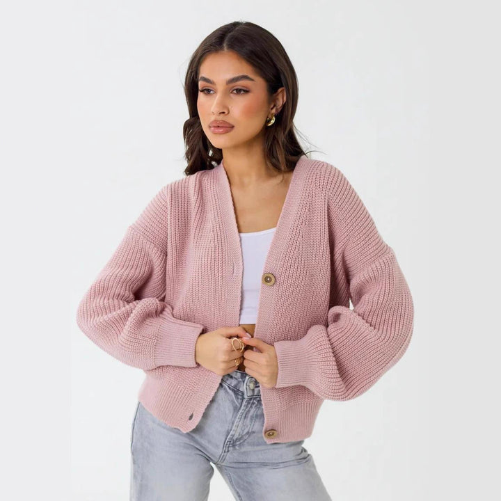 Dam avslappnad stickad jacka med voluminösa ärmar och moderna knappdetaljer Eva Jonsson-Eva Jonsson