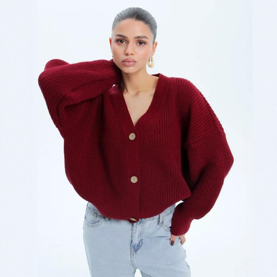 Dam avslappnad stickad jacka med voluminösa ärmar och moderna knappdetaljer Eva Jonsson-Eva Jonsson