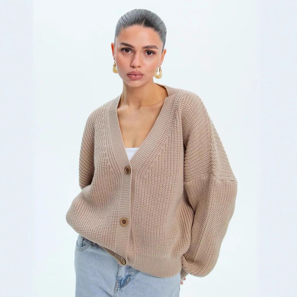 Dam avslappnad stickad jacka med voluminösa ärmar och moderna knappdetaljer Eva Jonsson-Eva Jonsson