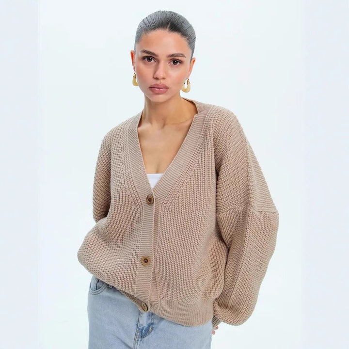 Dam avslappnad stickad jacka med voluminösa ärmar och moderna knappdetaljer Eva Jonsson-Eva Jonsson