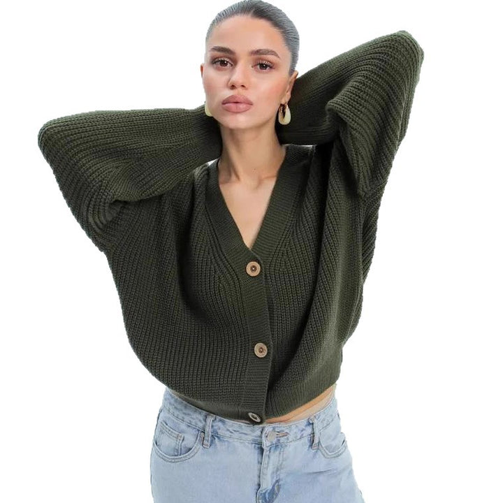 Dam avslappnad stickad jacka med voluminösa ärmar och moderna knappdetaljer Eva Jonsson-Eva Jonsson