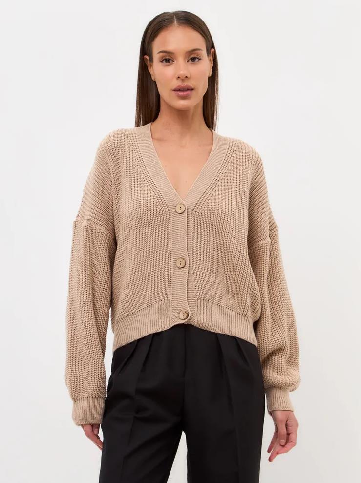 Dam avslappnad stickad jacka med voluminösa ärmar och moderna knappdetaljer Eva Jonsson-Eva Jonsson