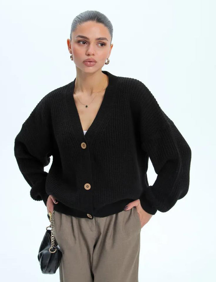 Dam avslappnad stickad jacka med voluminösa ärmar och moderna knappdetaljer Eva Jonsson-Eva Jonsson