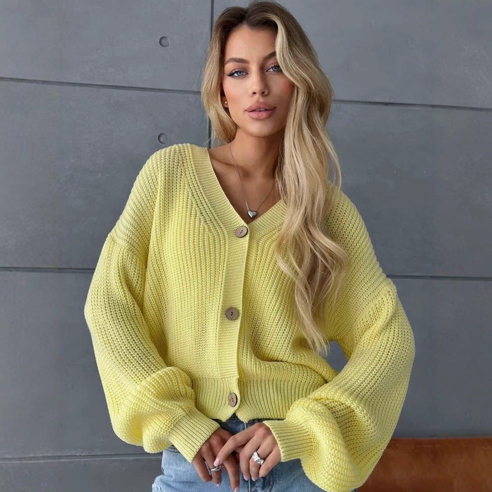 Dam avslappnad stickad jacka med voluminösa ärmar och moderna knappdetaljer Eva Jonsson-Eva Jonsson