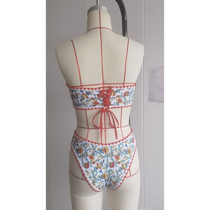 Dam bandeau bikini med blommiga accenter och volanger Mirla-Eva Jonsson