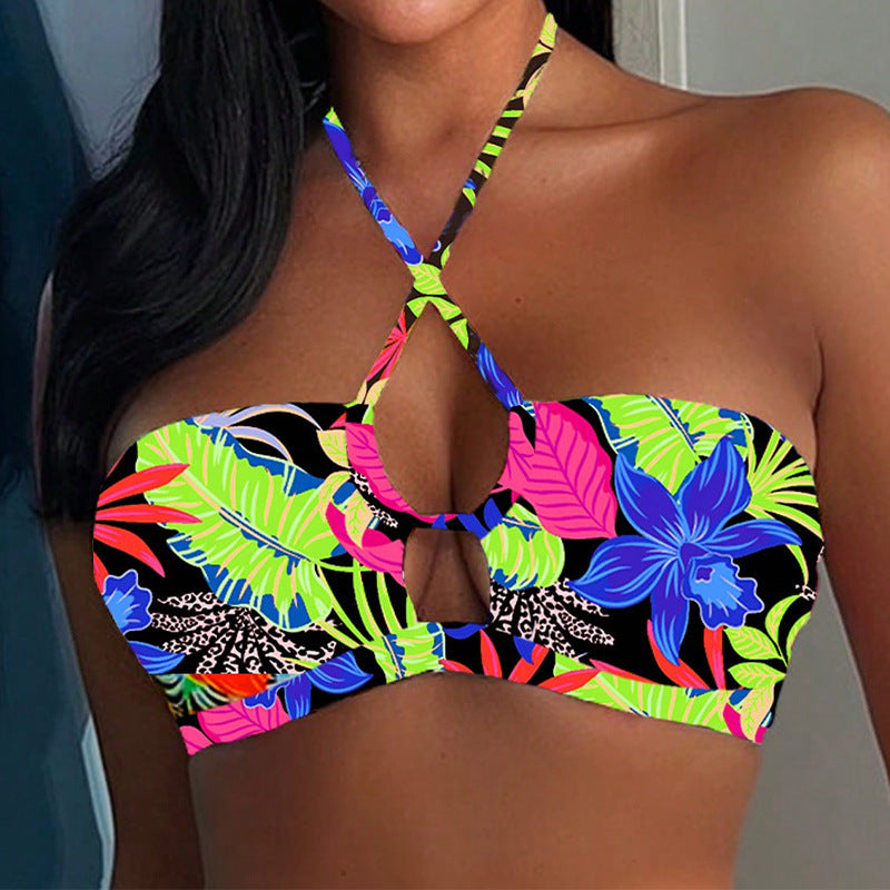 Dam bandeau bikini med kreativ knutdesign och blommönster Mirla-Eva Jonsson
