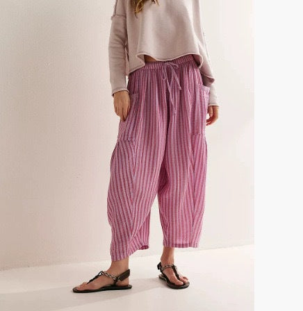 Dam bekväm, randig fritidsbyxa med elastisk midja och praktiska fickor Mirla-Eva Jonsson