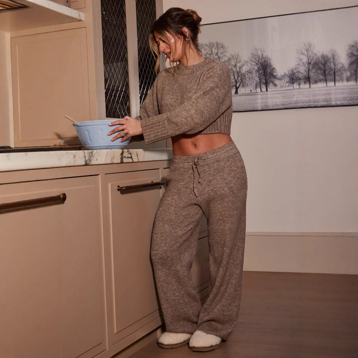 Dam bekväm stickad set med kort tröja och vida byxor Mirla-Eva Jonsson