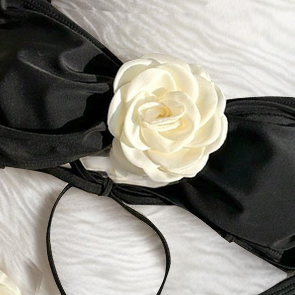 Dam bikini med dekorativa blomapplikationer Mirla-Eva Jonsson