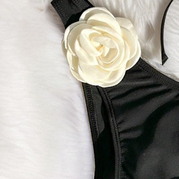 Dam bikini med dekorativa blomapplikationer Mirla-Eva Jonsson