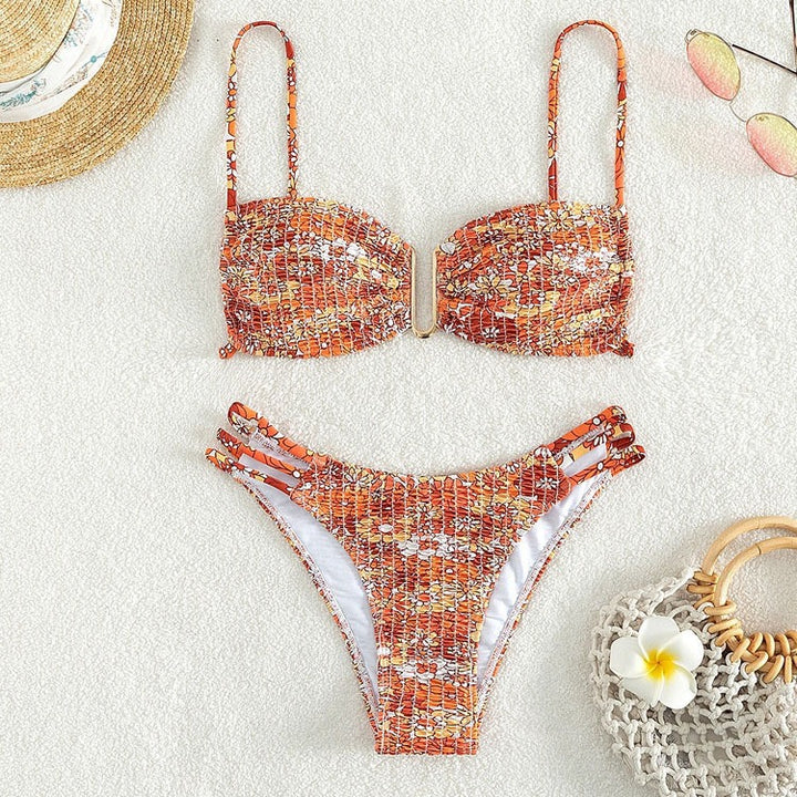 Dam bikini-set med lekfull blandning av mönster och moderna snördetaljer Mirla-Eva Jonsson