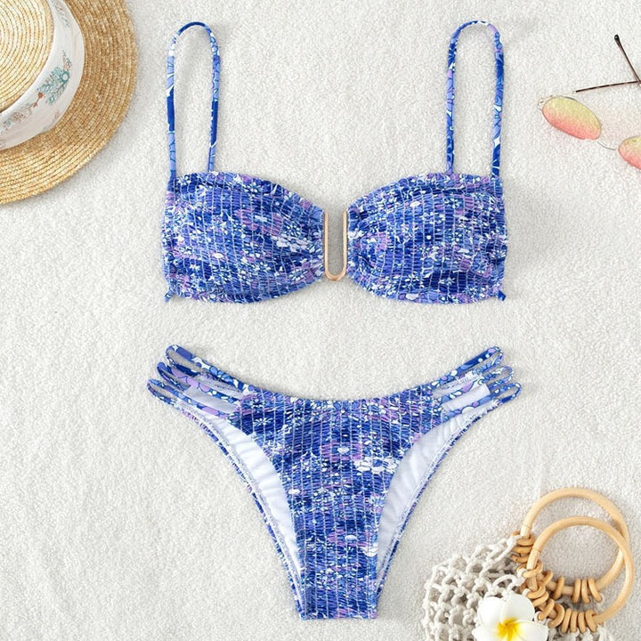 Dam bikini-set med lekfull blandning av mönster och moderna snördetaljer Mirla-Eva Jonsson