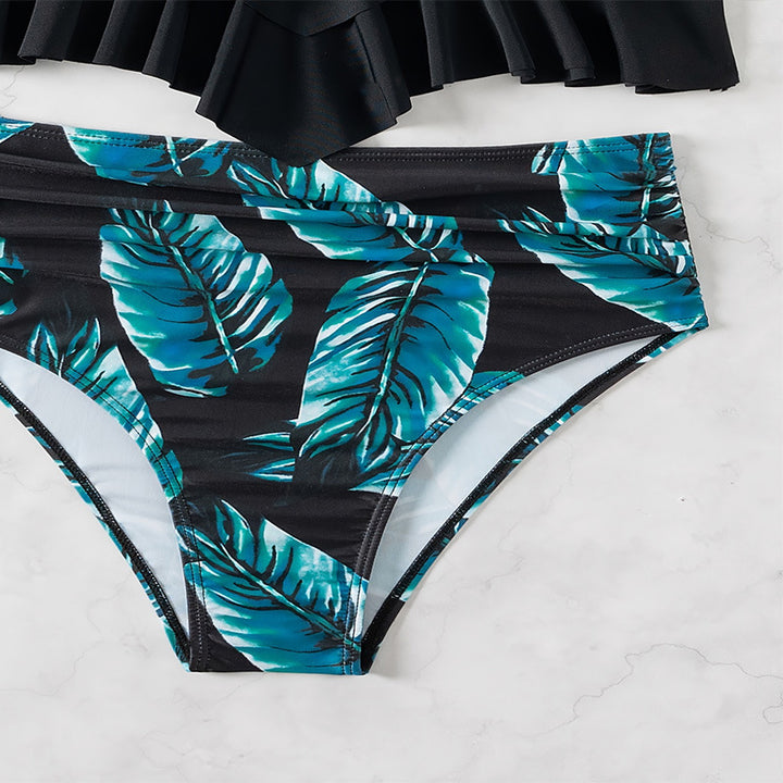 Dam bikini topp med moderiktig volangdetalj och hög benöppning Mirla-Eva Jonsson