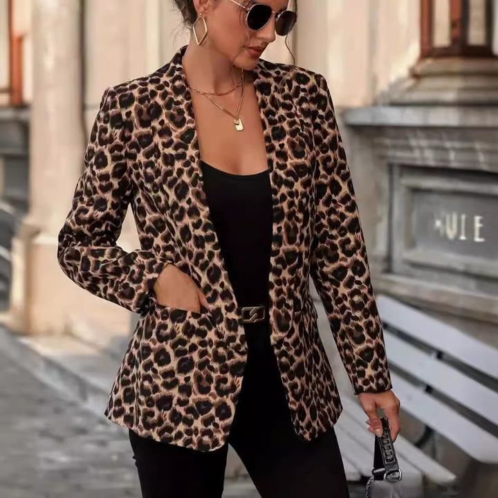 Dam blazer i trendigt djurmönster med eleganta slag och praktiska fickor-Eva Jonsson