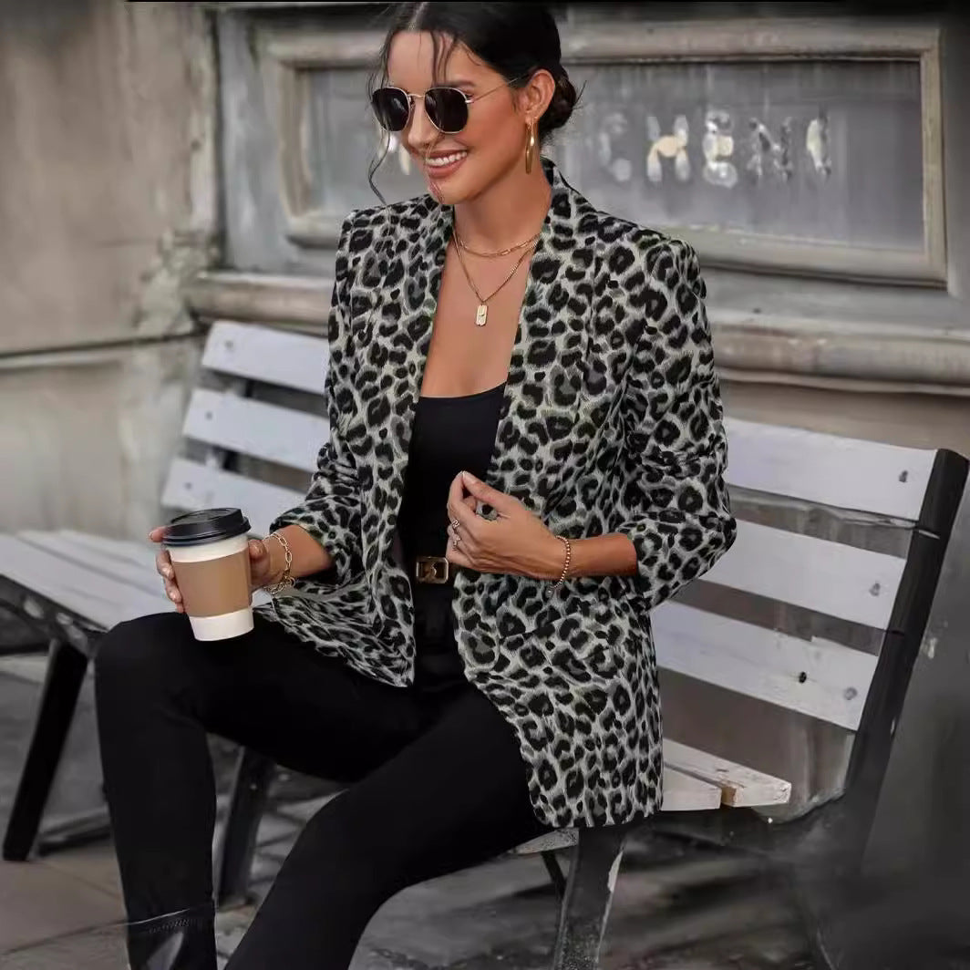 Dam blazer i trendigt djurmönster med eleganta slag och praktiska fickor-Eva Jonsson