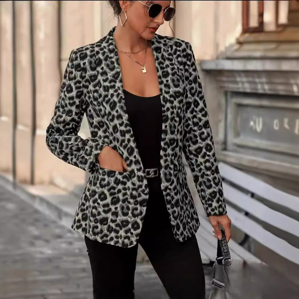 Dam blazer i trendigt djurmönster med eleganta slag och praktiska fickor-Eva Jonsson