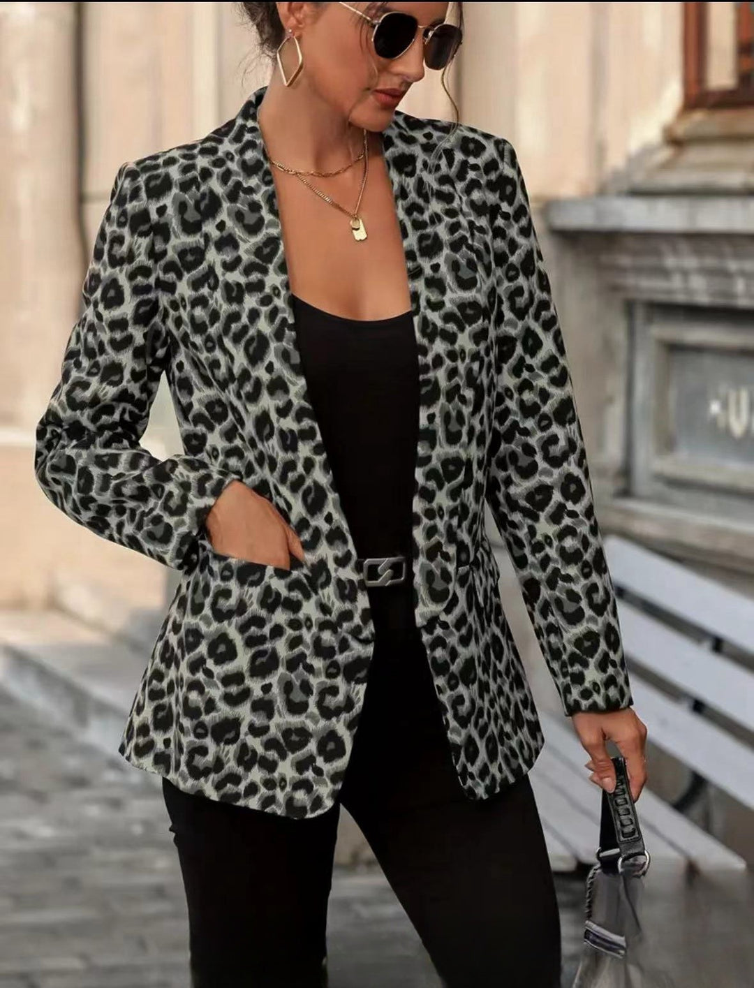 Dam blazer i trendigt djurmönster med eleganta slag och praktiska fickor-Eva Jonsson
