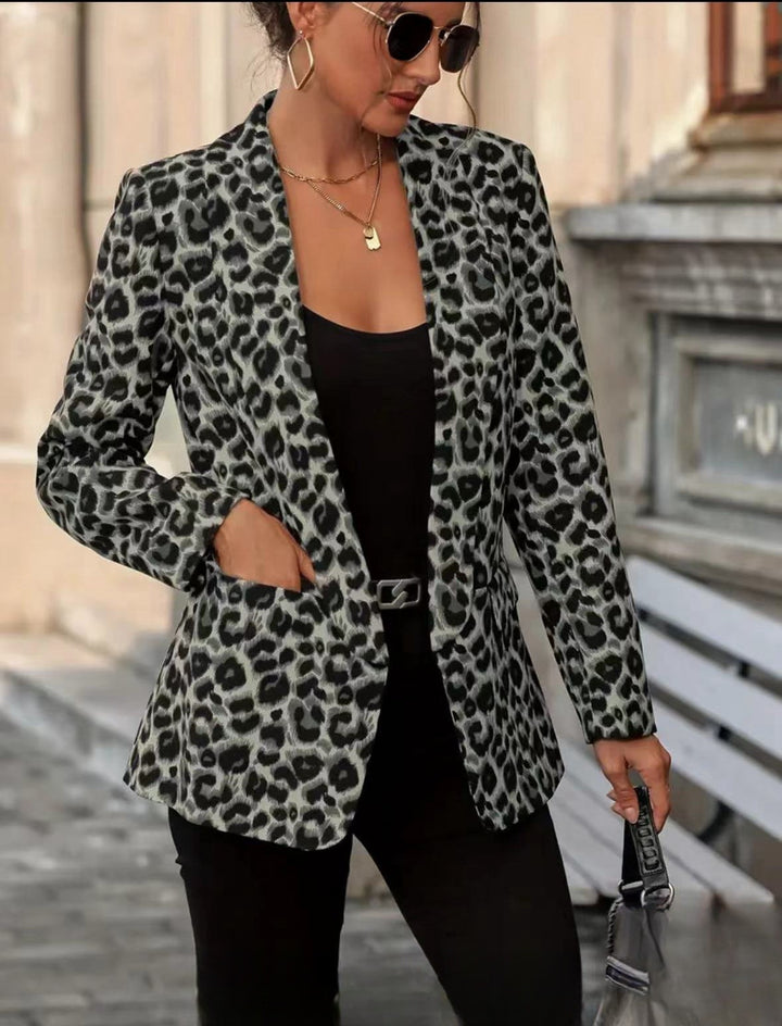 Dam blazer i trendigt djurmönster med eleganta slag och praktiska fickor-Eva Jonsson
