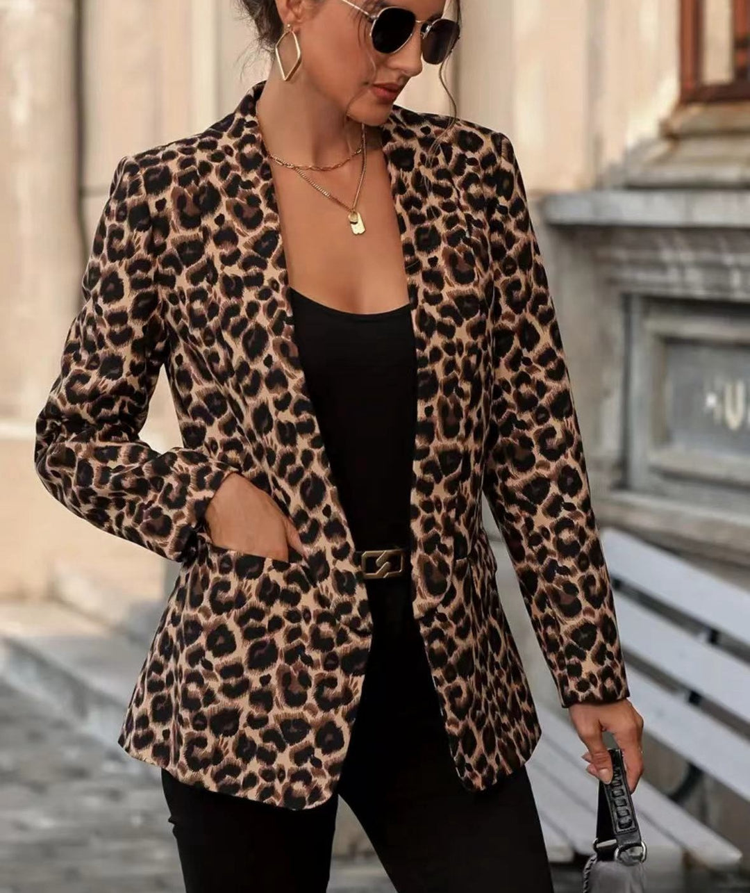 Dam blazer i trendigt djurmönster med eleganta slag och praktiska fickor-Eva Jonsson