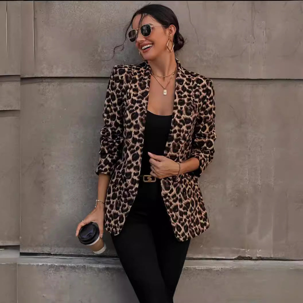 Dam blazer i trendigt djurmönster med eleganta slag och praktiska fickor-Eva Jonsson