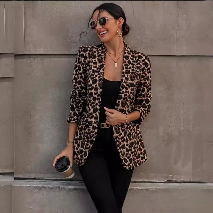 Dam blazer i trendigt djurmönster med eleganta slag och praktiska fickor-Eva Jonsson