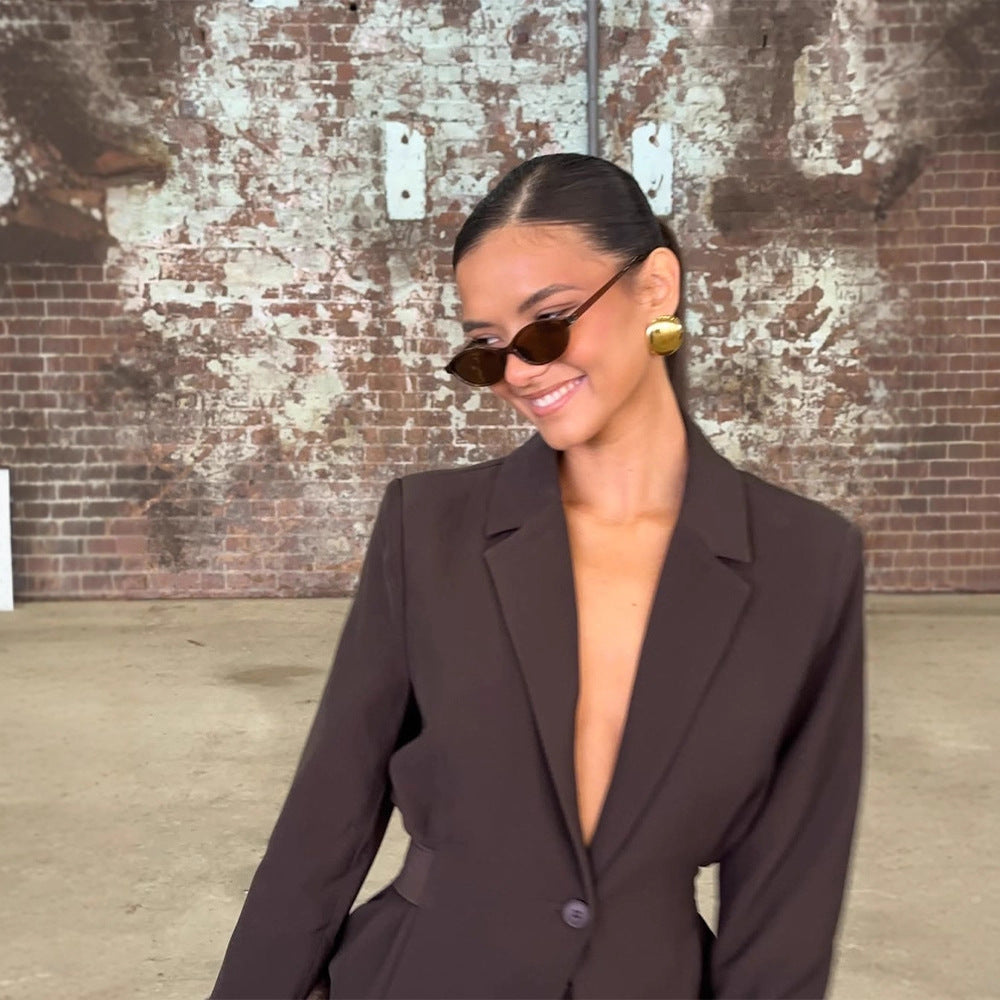 Dam blazer med djup V-halsringning och elegant silhuett Mirla-Eva Jonsson