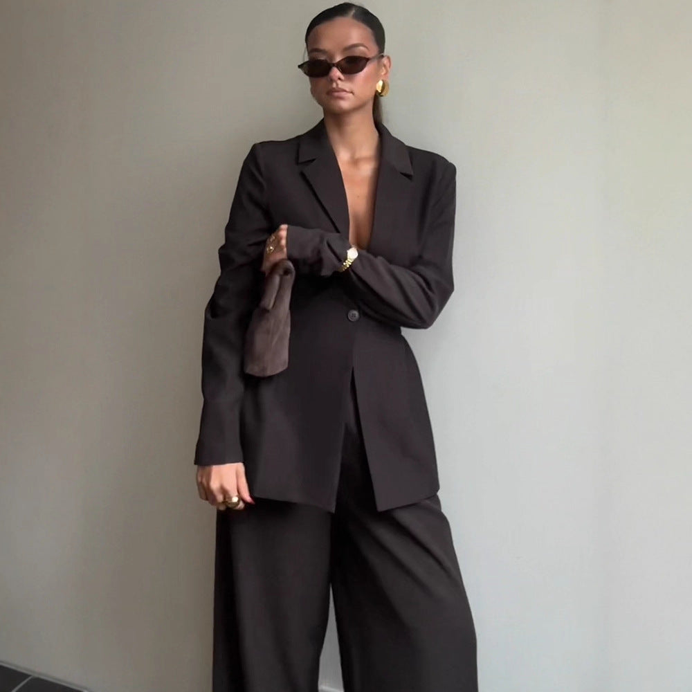 Dam blazer med djup V-halsringning och elegant silhuett Mirla-Eva Jonsson