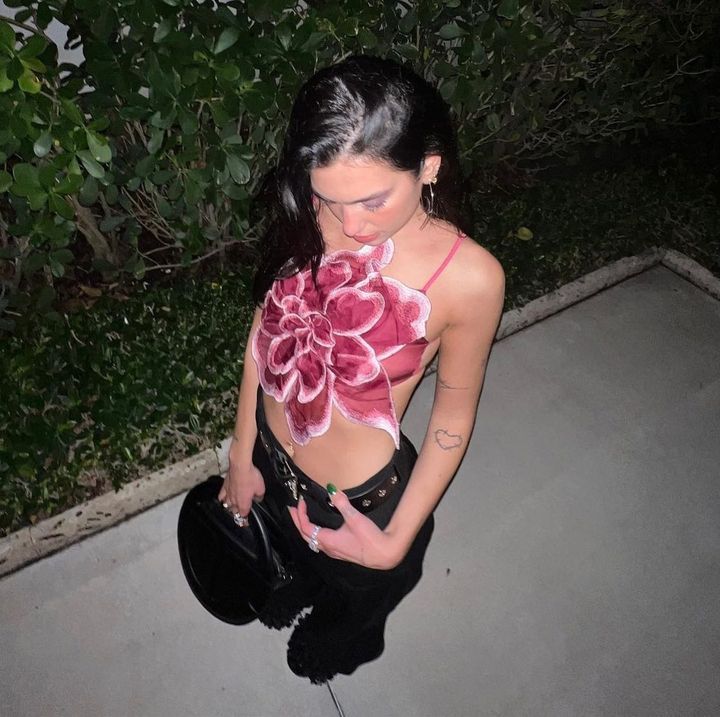 Dam blommor-crop-top med 3D blomsterapplikationer och genomskinlig tyg Mirla-Eva Jonsson