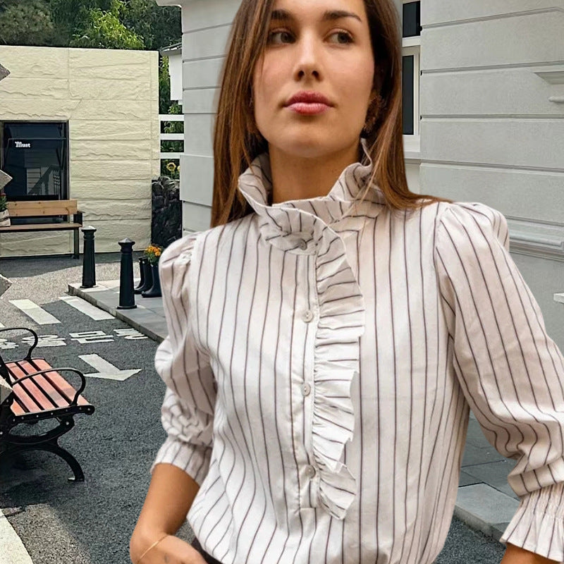 Dam blus med elegant volangdesign och randigt mönster Mirla-Eva Jonsson