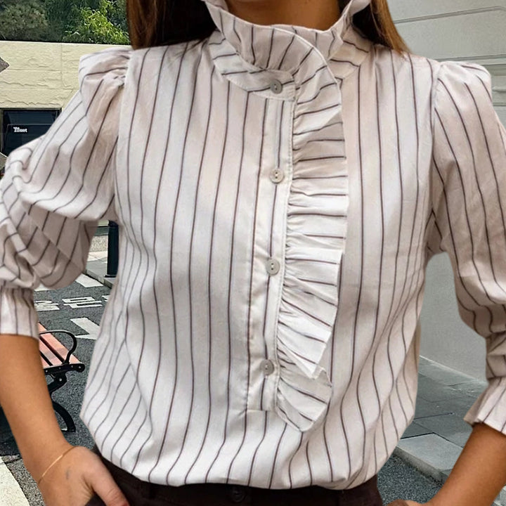 Dam blus med elegant volangdesign och randigt mönster Mirla-Eva Jonsson