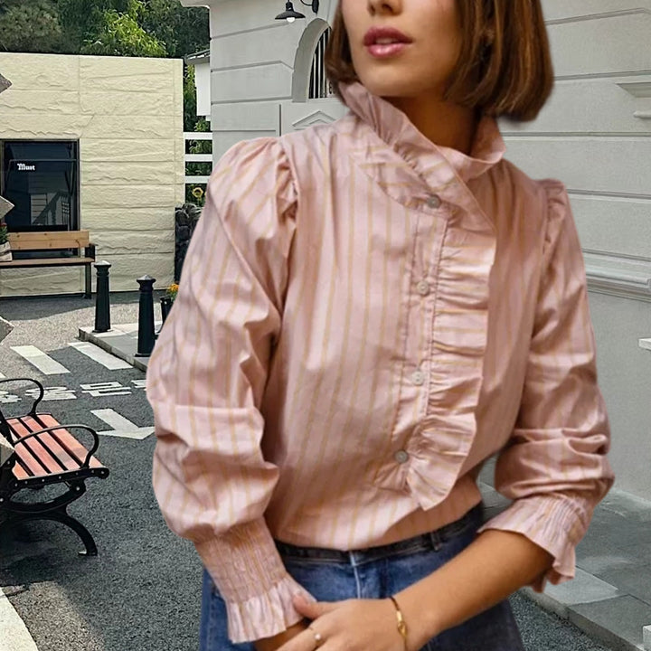 Dam blus med elegant volangdesign och randigt mönster Mirla-Eva Jonsson