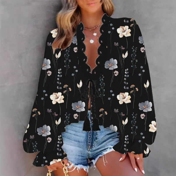 Dam blus med lekfullt blommönster och spetsoverdrag Eva Jonsson-Eva Jonsson