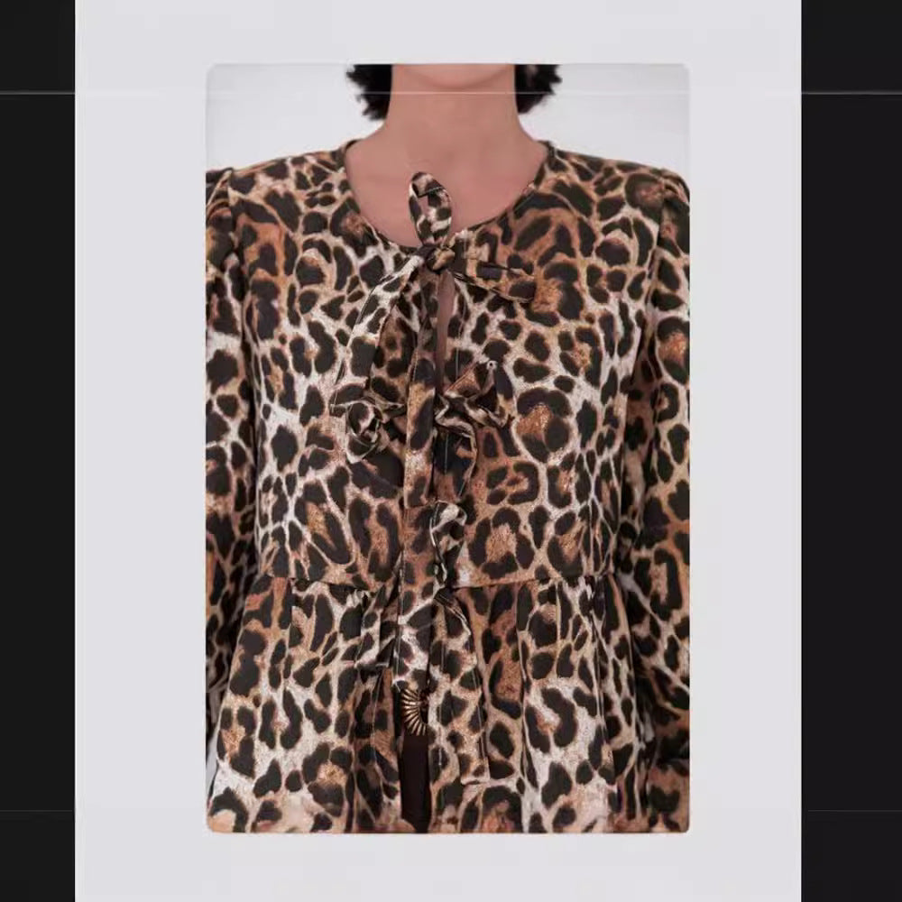 Dam blus med leopardmönster och eleganta volangdetaljer Mirla-Eva Jonsson