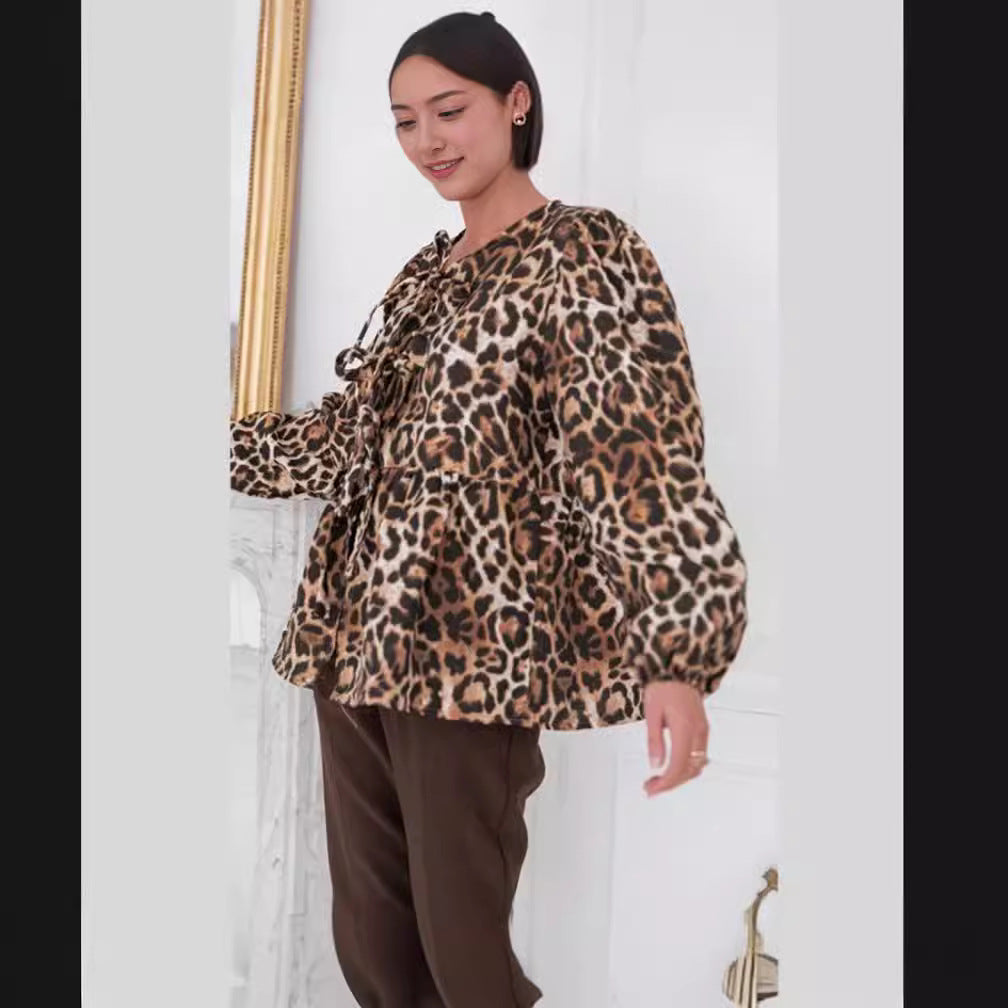 Dam blus med leopardmönster och eleganta volangdetaljer Mirla-Eva Jonsson