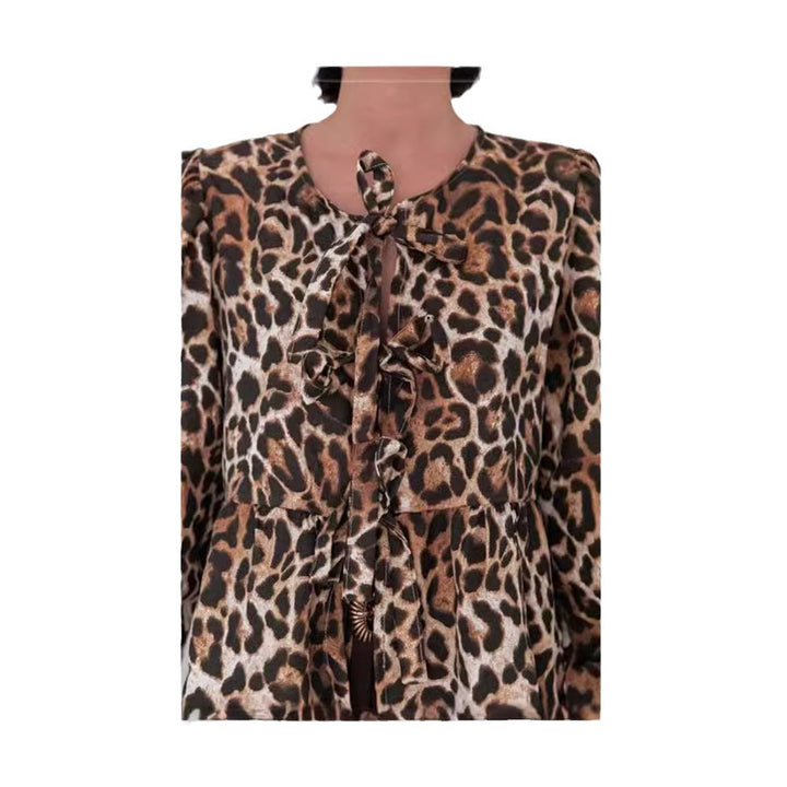 Dam blus med leopardmönster och eleganta volangdetaljer Mirla-Eva Jonsson
