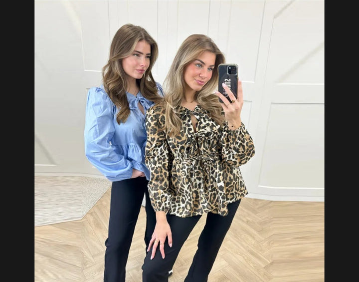 Dam blus med leopardmönster och eleganta volangdetaljer Mirla-Eva Jonsson