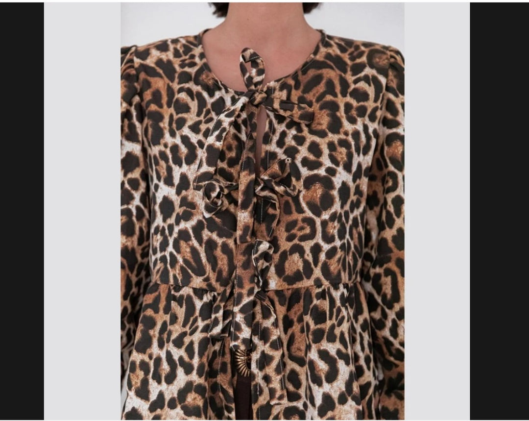 Dam blus med leopardmönster och eleganta volangdetaljer Mirla-Eva Jonsson