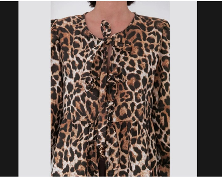 Dam blus med leopardmönster och eleganta volangdetaljer Mirla-Eva Jonsson