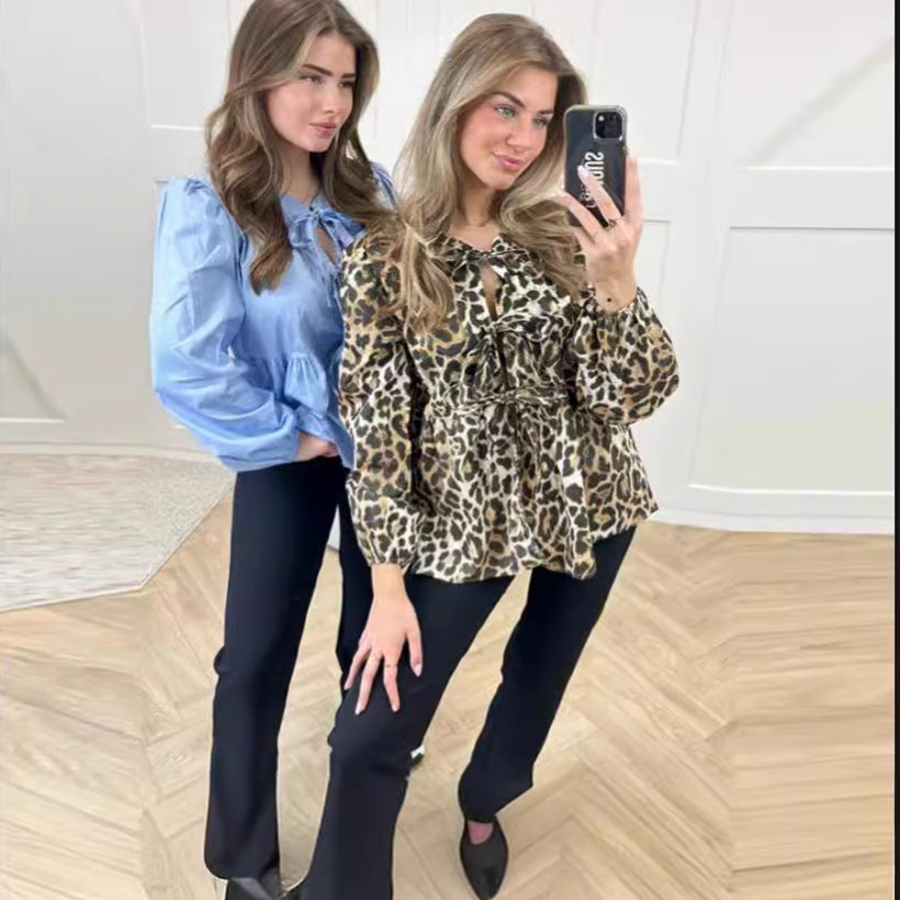 Dam blus med leopardmönster och eleganta volangdetaljer Mirla-Eva Jonsson