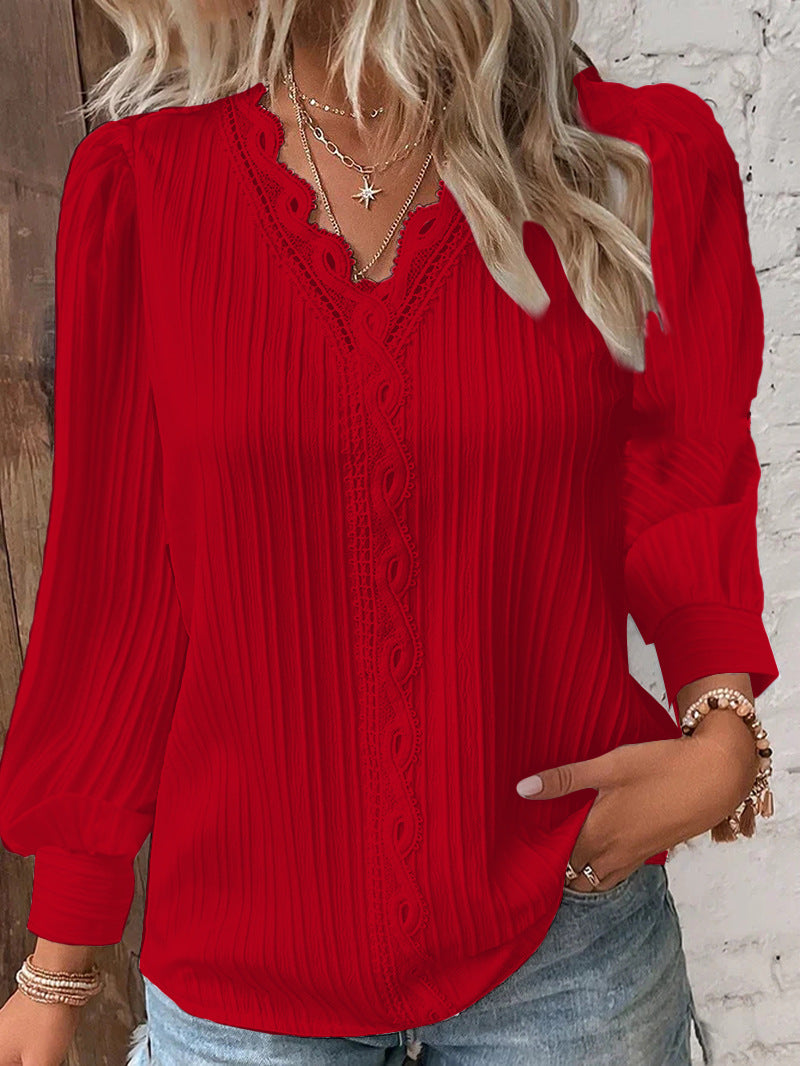 Dam blus med raffinerade veckdetaljer och eleganta spetsaccentar Mirla-Eva Jonsson